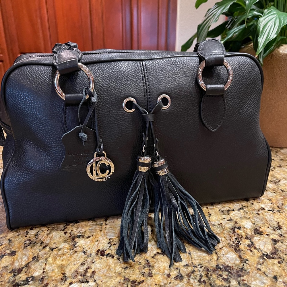🔥GORGEOUS all leather handbag has a unique patented hidden drawer